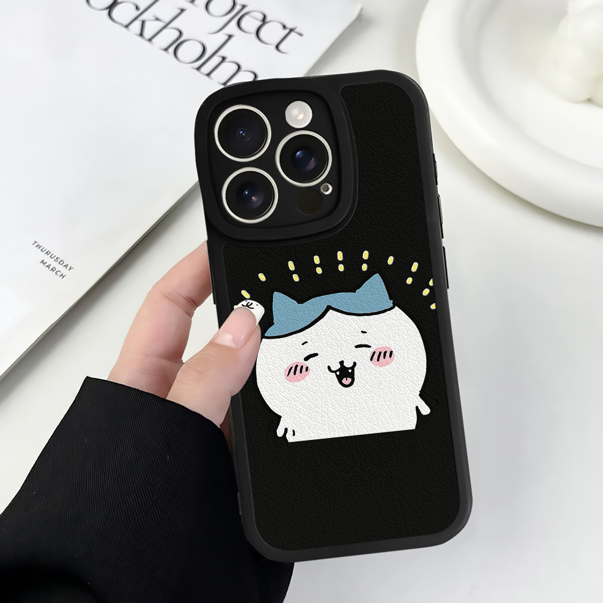 （画像用） ちいかわ ハチワレ Chii-kawa hachiware 【iPhone 16シリーズ対応】シリコンスマホケース（レザー調） 材質：シリコン